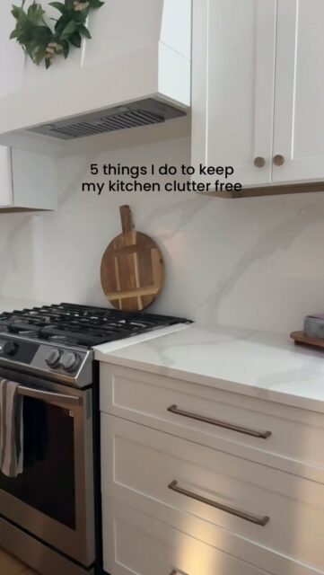 A calm, clutter-free counter in 10 minutes. This is my system. 🏠

It either earns its spot or it’s gone. “I might use it one day” doesn’t count. Neither does “but I paid for it should find a place for it.” ✌🏻 

Keep it easy. No fancy labels or color-coded bins necessary. If it’s a hassle, you won’t keep it up.

I don’t hang on to things because I feel bad letting them go. If I don’t 🫶🏼 it, it goes.

Make it fit YOUR life. Our home is set up around how our family lives, and yours should be too.

Getting organized isn’t some huge project. Ten minutes a day makes it WAY easier.

Start with one counter tonight. Trust me, you can do this too. ✨

Comment COUNTER and I’ll send you the tray, canisters and organizers I use to keep our kitchen organized 🛒

#declutteringtips #kitchenorganization #organizedhome #minimalisthome #simpleliving
LinkDM *138*